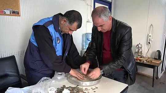 Pirincin içinden taş ayıklar gibi para ayıkladılar