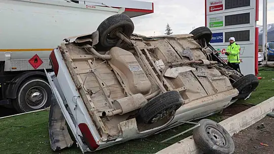 Refüje çıkıp elektrik direğine çarpan araç takla attı: 5 yaralı