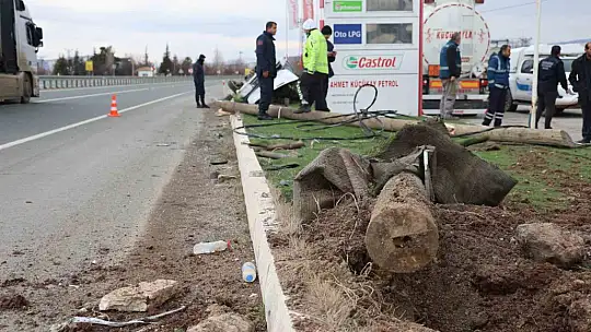 Refüje çıkıp elektrik direğine çarpan araç takla attı: 5 yaralı