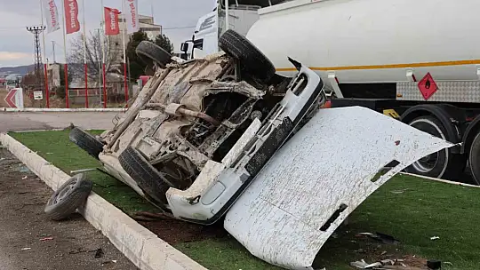 Refüje çıkıp elektrik direğine çarpan araç takla attı: 5 yaralı