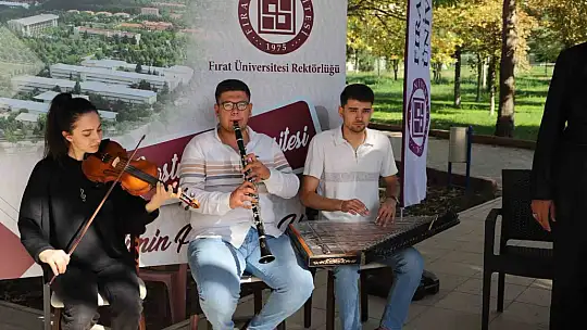 Rektör Göktaş, öğrencileri karanfillerle karşıladı