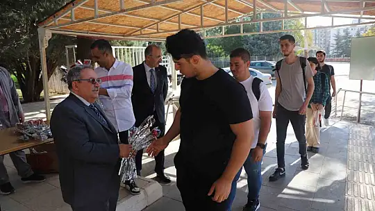 Rektör Göktaş, öğrencileri karanfillerle karşıladı