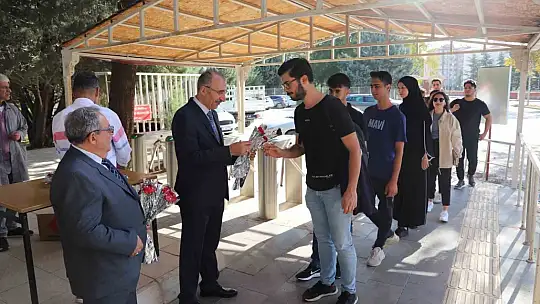 Rektör Göktaş, öğrencileri karanfillerle karşıladı