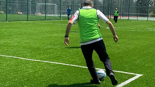 Rektör Göktaş, öğrencilerle maç yaptı