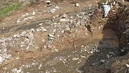 Sağanak sonrası köy yolu çöktü