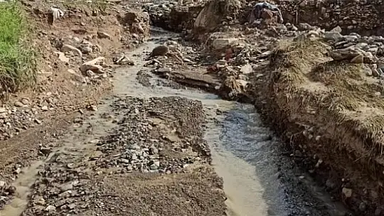 Sağanak sonrası köy yolu çöktü