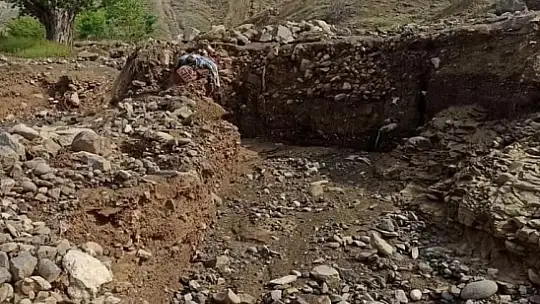 Sağanak sonrası köy yolu çöktü