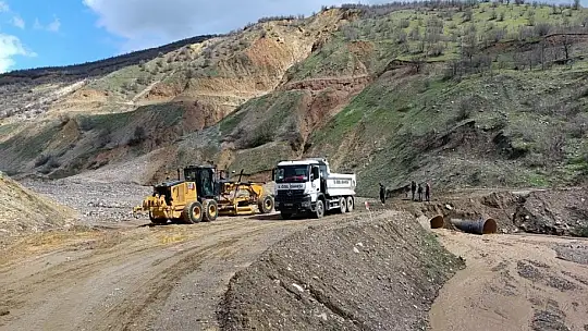 Sağanak yağış nedeni ile tahrip olan yol ve menfezler onarılıyor