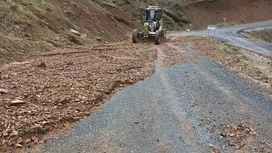 Sağanak yağış nedeni ile tahrip olan yol ve menfezler onarılıyor