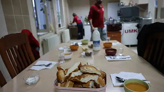 Sağlık çalışanları ilk iftarlarını görev başında yaptı