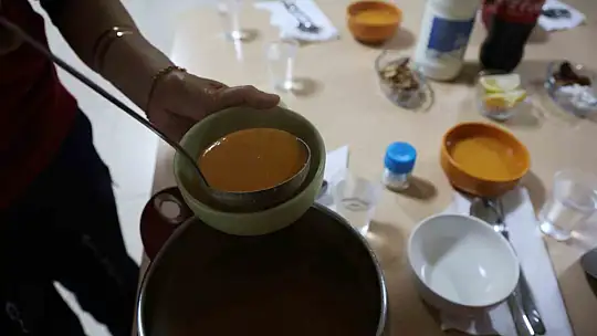 Sağlık çalışanları ilk iftarlarını görev başında yaptı