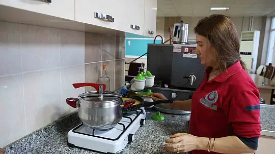 Sağlık çalışanları ilk iftarlarını görev başında yaptı