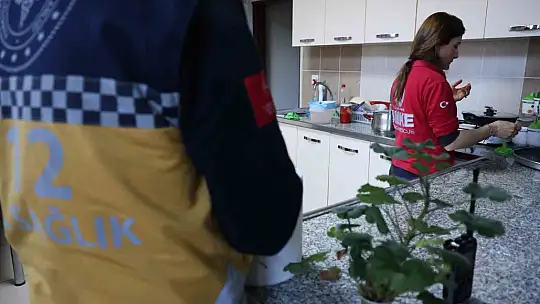 Sağlık çalışanları ilk iftarlarını görev başında yaptı