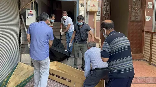 Sağlık ekipleri birinin baygın bulunduğu ihbarına gitti, yaşlı adamın öldüğü ortaya çıktı