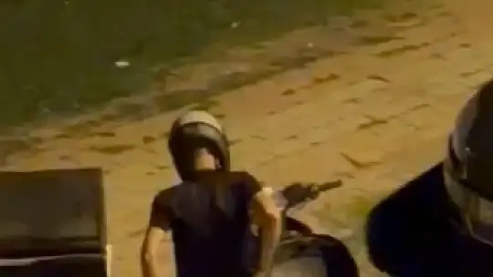 Sakin bir şekilde geldi, motosikleti çalarak kayıplara karıştı