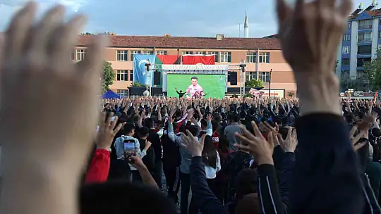 Şampiyonlar Ligi maçını aratmayan atmosfer, binlerce kişi bu maça kilitlendi