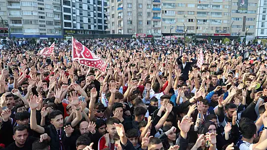 Şampiyonlar Ligi maçını aratmayan atmosfer, binlerce kişi bu maça kilitlendi