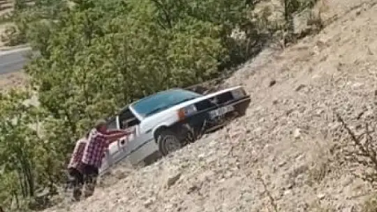 Şarampole uçan otomobil, traktör ile çekilerek çıkarıldı