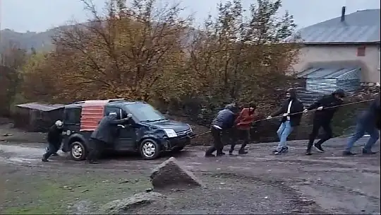 Şarampole yuvarlanan aracı 15 kişi 30 metreden halatla çekti