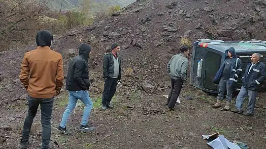 Şarampole yuvarlanan aracı 15 kişi 30 metreden halatla çekti