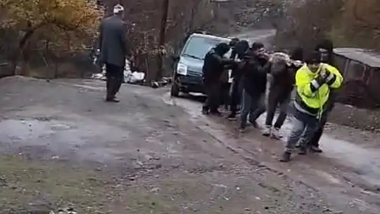 Şarampole yuvarlanan aracı 15 kişi 30 metreden halatla çekti