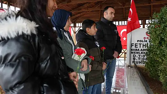 Şehit Fethi Sekin'in balmumu heykeliyle tanışan çocukların dokunaklı selamı