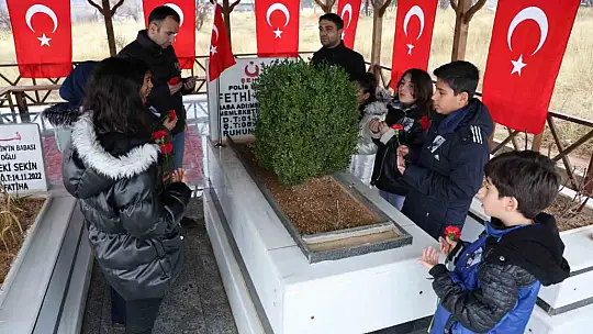Şehit Fethi Sekin'in balmumu heykeliyle tanışan çocukların dokunaklı selamı