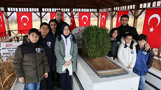Şehit Fethi Sekin'in balmumu heykeliyle tanışan çocukların dokunaklı selamı