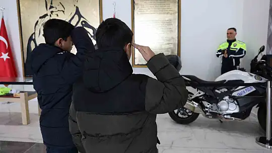 Şehit Fethi Sekin'in balmumu heykeliyle tanışan çocukların dokunaklı selamı