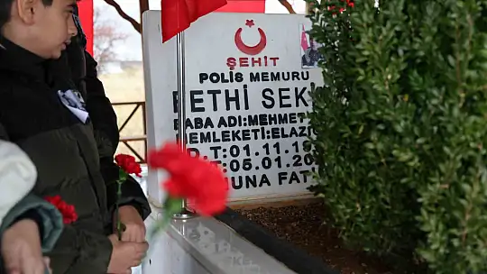 Şehit Fethi Sekin'in balmumu heykeliyle tanışan çocukların dokunaklı selamı