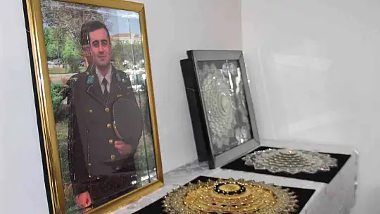 Şehit oğlunun fotoğrafını yapmak için rölyef sanatına başladı
