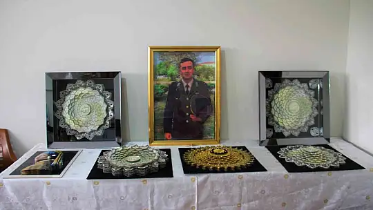 Şehit oğlunun fotoğrafını yapmak için rölyef sanatına başladı