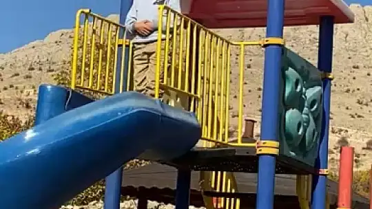 Şehit Sekin'in babasının cenaze töreninde duygulandıran an: Oyun oynamayı bırakan çocuk parkta namaz kıldı