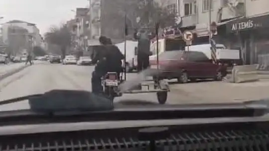 Sepetli motosiklette tehlikeli yolculuk, kameralara yansıdı