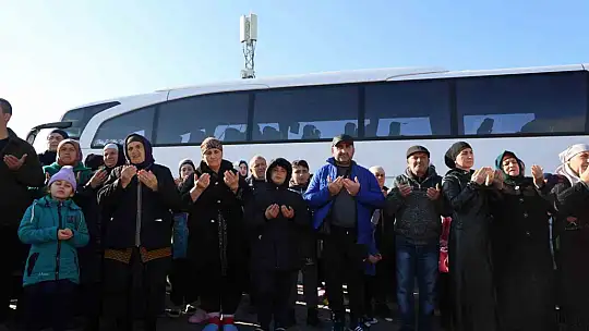 Sevinç ve hüzün gözyaşları bir arada: Ahıska Türkleri yeni yuvalarına uğurlandı
