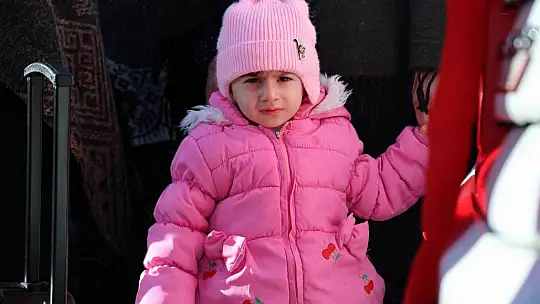 Sevinç ve hüzün gözyaşları bir arada: Ahıska Türkleri yeni yuvalarına uğurlandı