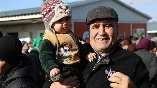 Sevinç ve hüzün gözyaşları bir arada: Ahıska Türkleri yeni yuvalarına uğurlandı