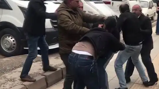 Seyir halindeyken başlayan tartışma durakta kavgaya dönüştü