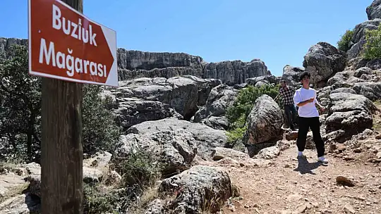 Sıcaktan bunalan vatandaşlar Buzluk mağarasına akın etti