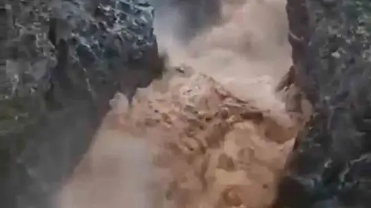 Şiddetli yağış sonrası şelale taştı