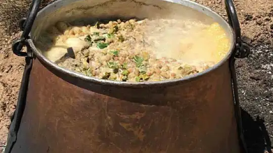 Şifa deposu geleneksel dut pekmezi yapımı sürüyor