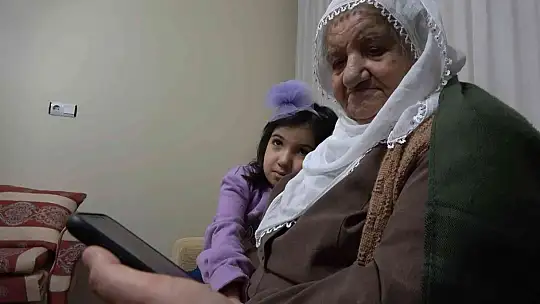 Şivesiyle bir şehri kendine hayran bıraktı: 86'lık Raife nine sosyal medyanın yeni fenomeni oldu
