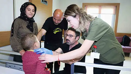 Sobanın üstündeki sıcak patatesi yiyen çocuk ölümden döndü