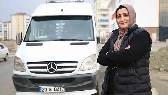 Şoför bulamayınca direksiyona kendisi geçti, erkeklere taş çıkartıyor