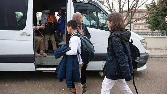 Şoför bulamayınca direksiyona kendisi geçti, erkeklere taş çıkartıyor