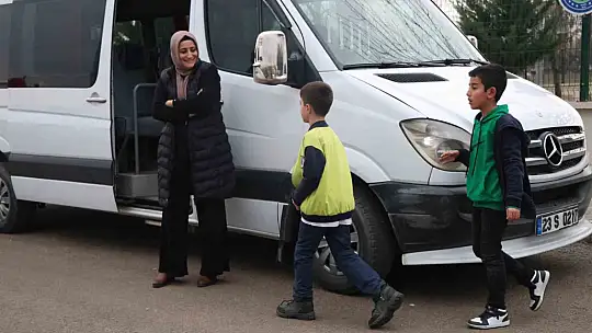 Şoför bulamayınca direksiyona kendisi geçti, erkeklere taş çıkartıyor