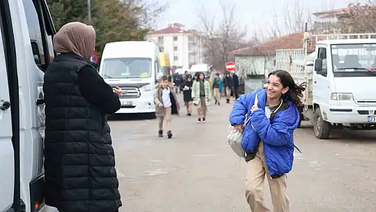 Şoför bulamayınca direksiyona kendisi geçti, erkeklere taş çıkartıyor