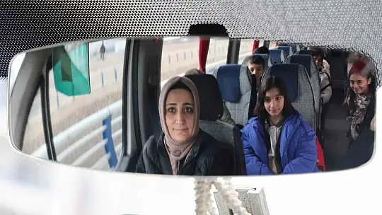 Şoför bulamayınca direksiyona kendisi geçti, erkeklere taş çıkartıyor