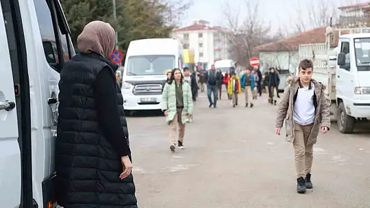 Şoför bulamayınca direksiyona kendisi geçti, erkeklere taş çıkartıyor