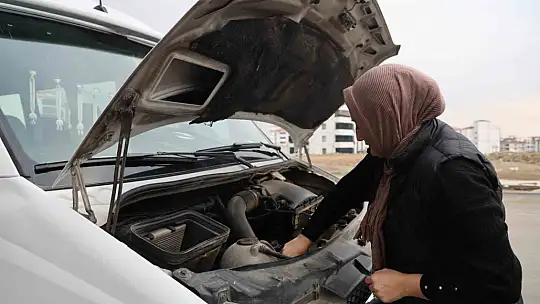Şoför bulamayınca direksiyona kendisi geçti, erkeklere taş çıkartıyor